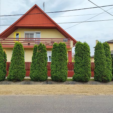 Szaffi Apartman ไฮจ์ดุสโซบอสโล ภายนอก รูปภาพ