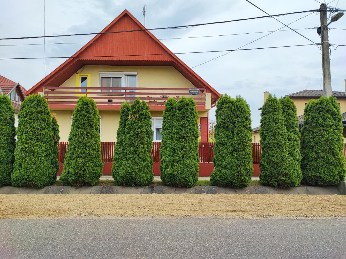 Szaffi Apartman ไฮจ์ดุสโซบอสโล ภายนอก รูปภาพ