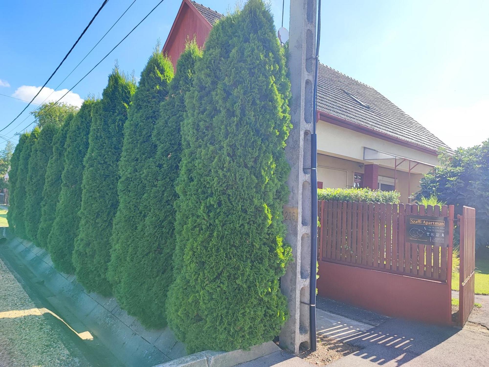 Szaffi Apartman ไฮจ์ดุสโซบอสโล ภายนอก รูปภาพ